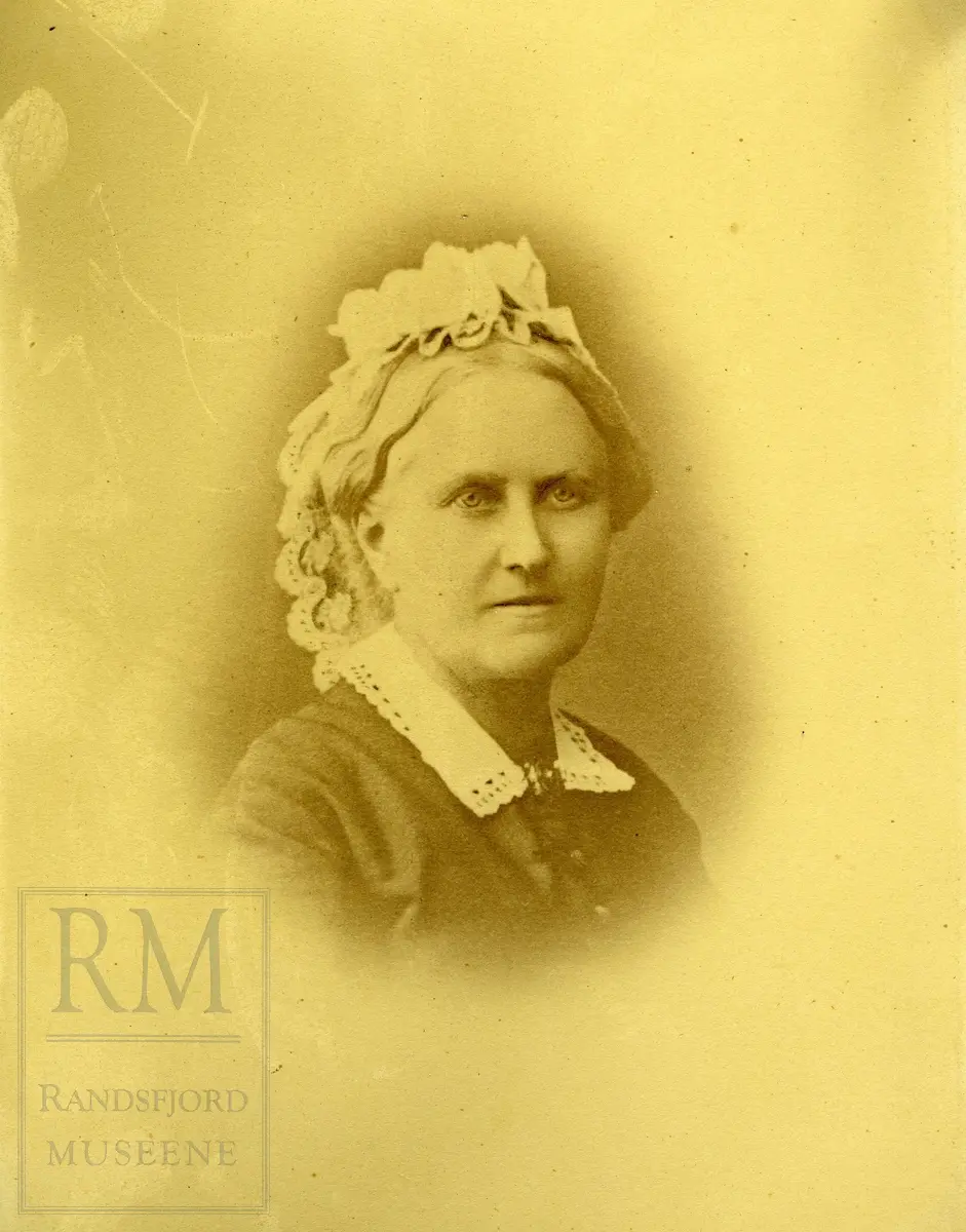 Fotografier fra Gjefsen østre. Portretter, familiebilder, bygninger, visittkort, gruppebilder.