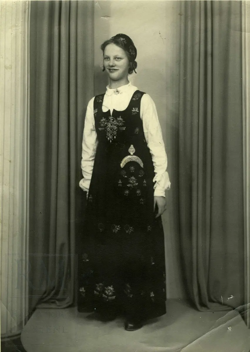 Fotografier fra Gjefsen østre. Portretter, familiebilder, bygninger, visittkort, gruppebilder.
