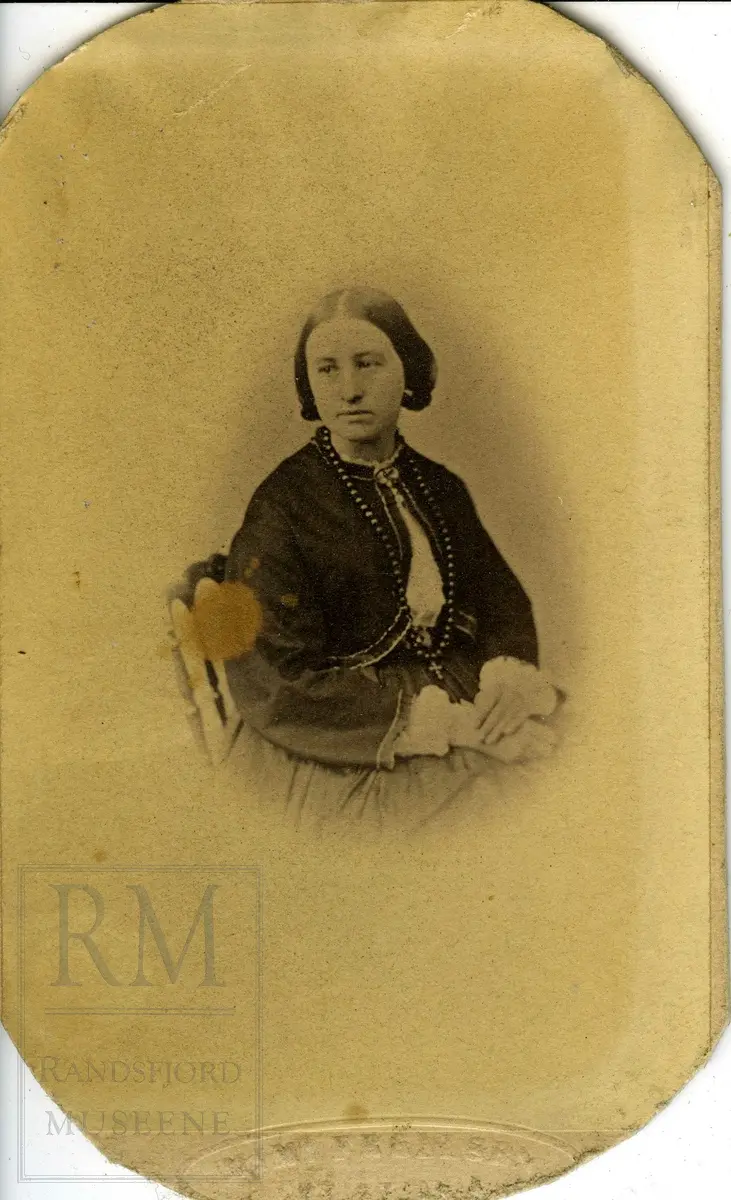 Fotografier fra Gjefsen østre. Portretter, familiebilder, bygninger, visittkort, gruppebilder.