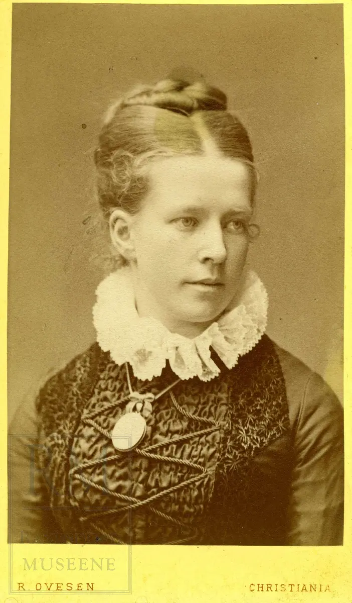 Fotografier fra Gjefsen østre. Portretter, familiebilder, bygninger, visittkort, gruppebilder.
