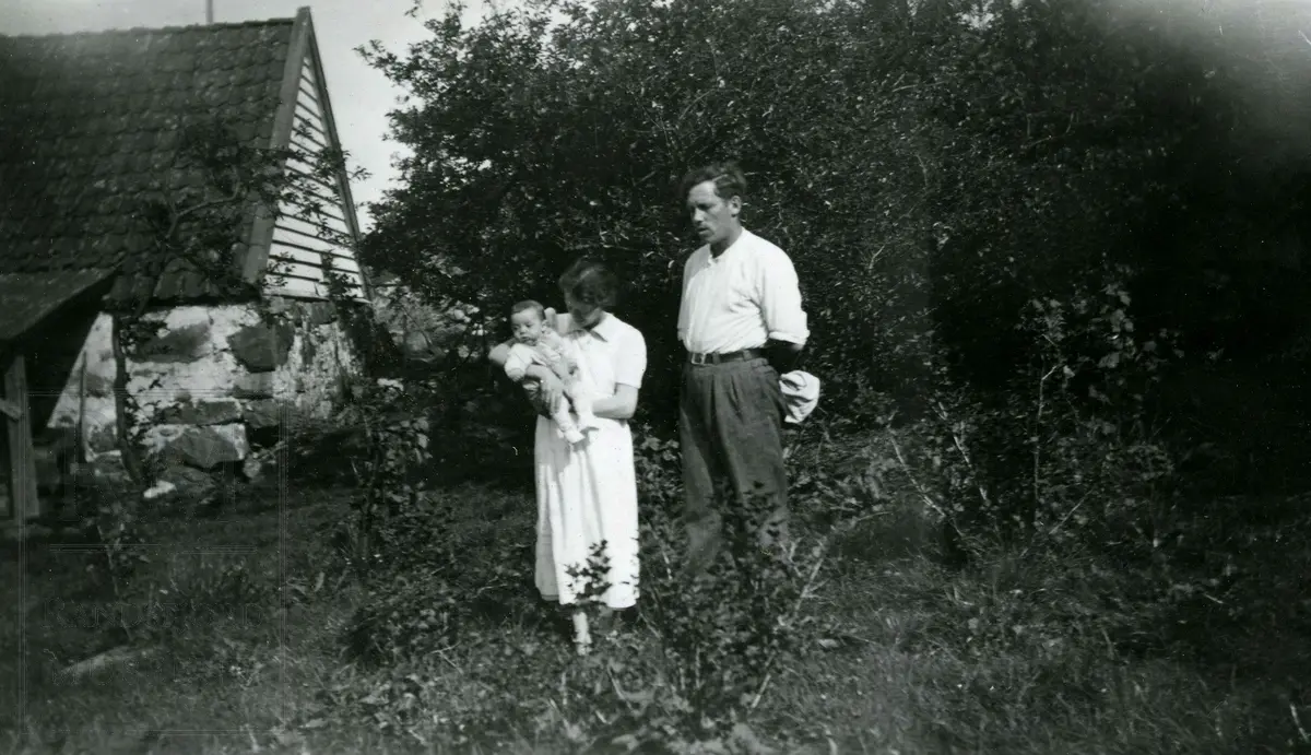 Fotografier fra Gjefsen østre. Portretter, familiebilder, bygninger, visittkort, gruppebilder.