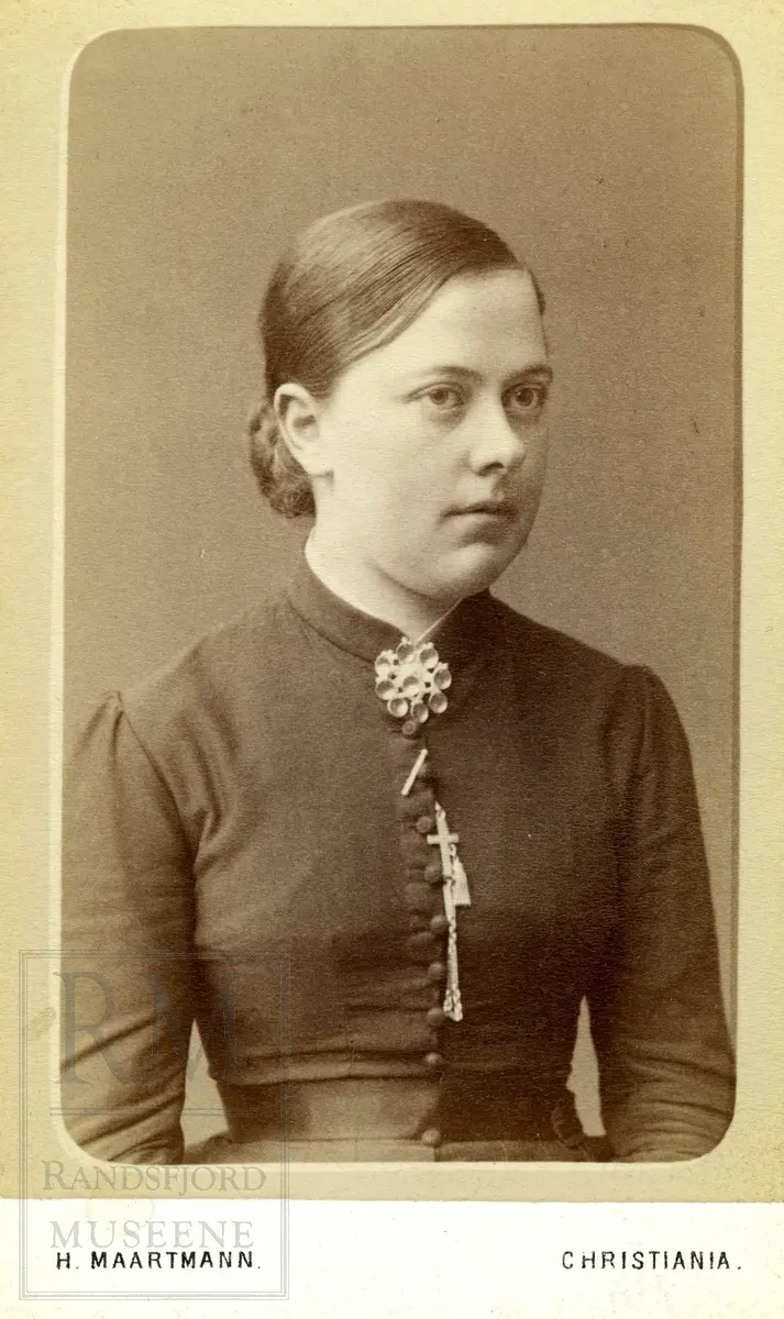 Fotografier fra Gjefsen østre. Portretter, familiebilder, bygninger, visittkort, gruppebilder.
