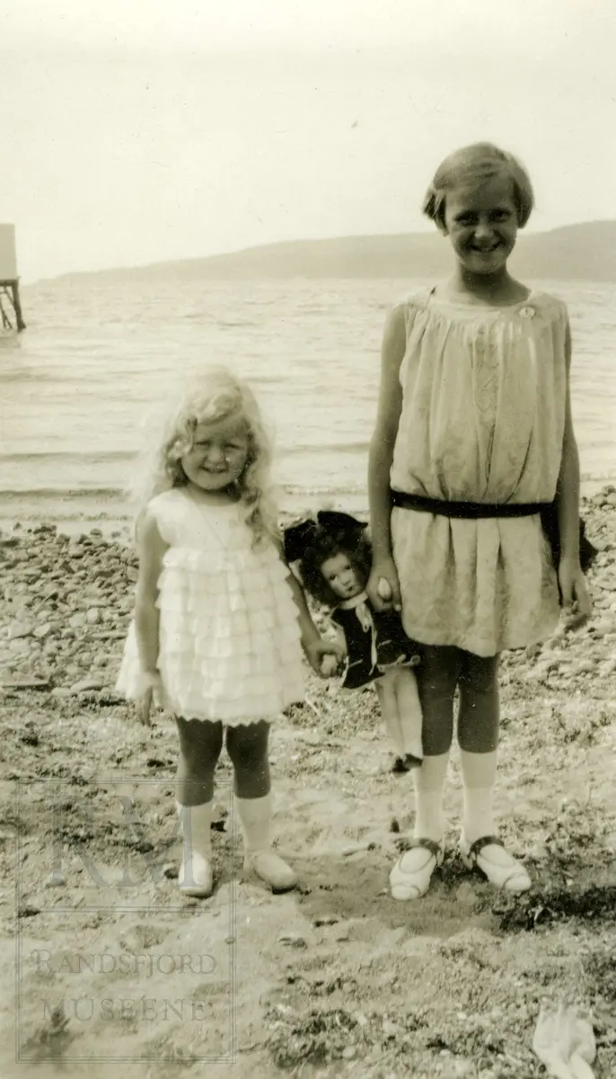 Fotografier fra Gjefsen østre. Portretter, familiebilder, bygninger, visittkort, gruppebilder.