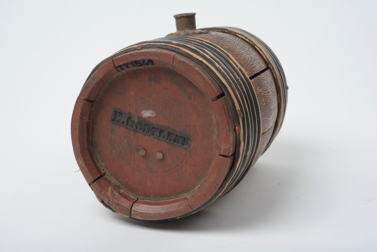 Kagga har sirkulært tverrsnitt, litt tjukkere på midten enn i endene. Lagget åtte staver, endestykka satt inn i spor i stava. Seks halvrunde gjørler i hver ende delvis spikret på plass. Spunshull midt på kagga, oppstående tut av blikk, påspikret. Propp i hullet.