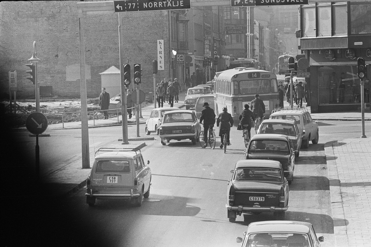 Trafik i korsningen Kungsgatan-Vaksalagatan, Uppsala 1970