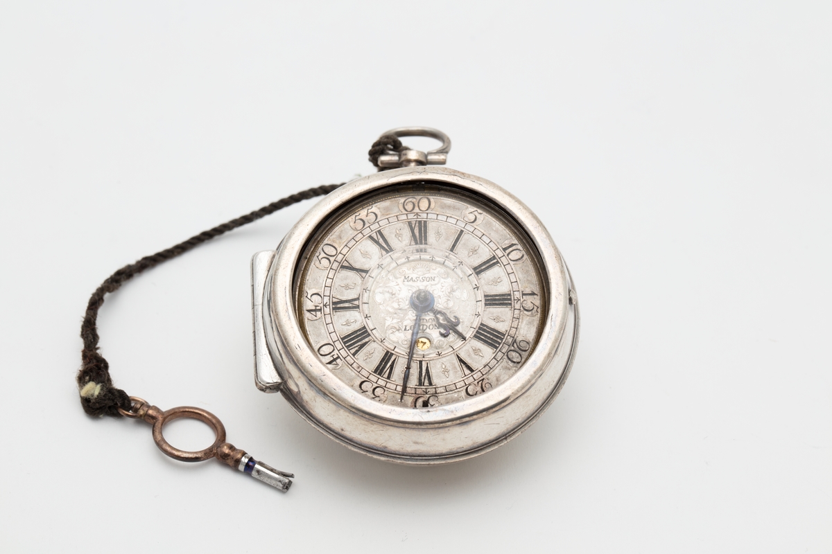 Sølv, porselen. I dobbelt sølvkasse, på ytre portrett i emalje, - avslitt.