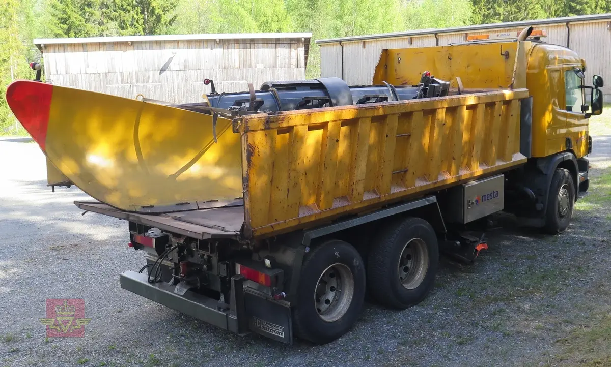 Tre-akslet lastebil, bygd med utstyr for salting og brøyting. Frontskjæret (snøplogen) er av typen EP4, 1991 mod med serienummer 19080 fra Øveraasen. Bredden på plogen er 368 cm. Sideplogen (vingeplogen) er av typen S-1 med serienummer 23379 fra Svedala Arbrå i Sverige.. Motoren er en dieseledrevet forbrenningsmotor med et slagvolum på 12000 cm3 og en ytelse på 294 KW (400 HK). Bilen er i hovedsak gul. Dekkdimensjon oppgitt i motorvognregisteret er 385/65R X 22,5. Antall seter er to. Merking fra bruker og produsenter.
Bygget etter spesifikasjoner med hydraulikkopplegg for spesialutstyr.