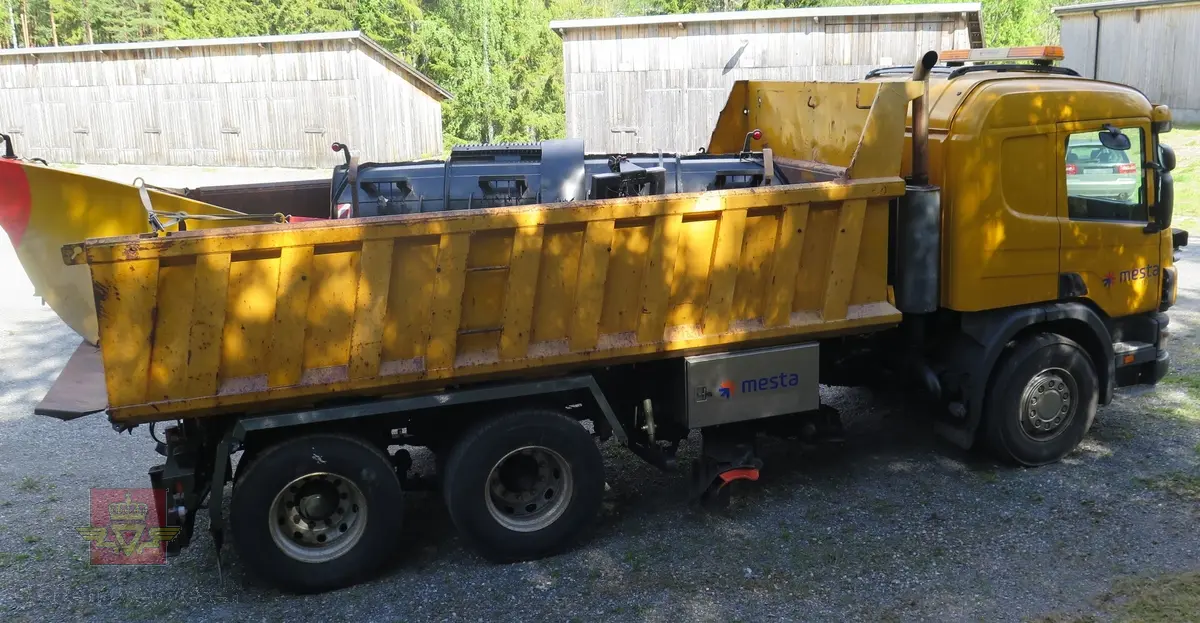 Tre-akslet lastebil, bygd med utstyr for salting og brøyting. Frontskjæret (snøplogen) er av typen EP4, 1991 mod med serienummer 19080 fra Øveraasen. Bredden på plogen er 368 cm. Sideplogen (vingeplogen) er av typen S-1 med serienummer 23379 fra Svedala Arbrå i Sverige.. Motoren er en dieseledrevet forbrenningsmotor med et slagvolum på 12000 cm3 og en ytelse på 294 KW (400 HK). Bilen er i hovedsak gul. Dekkdimensjon oppgitt i motorvognregisteret er 385/65R X 22,5. Antall seter er to. Merking fra bruker og produsenter.
Bygget etter spesifikasjoner med hydraulikkopplegg for spesialutstyr.
