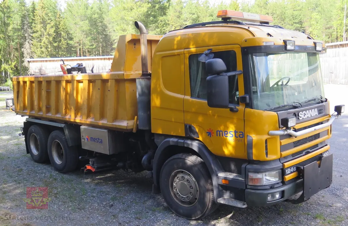 Tre-akslet lastebil, bygd med utstyr for salting og brøyting. Frontskjæret (snøplogen) er av typen EP4, 1991 mod med serienummer 19080 fra Øveraasen. Bredden på plogen er 368 cm. Sideplogen (vingeplogen) er av typen S-1 med serienummer 23379 fra Svedala Arbrå i Sverige.. Motoren er en dieseledrevet forbrenningsmotor med et slagvolum på 12000 cm3 og en ytelse på 294 KW (400 HK). Bilen er i hovedsak gul. Dekkdimensjon oppgitt i motorvognregisteret er 385/65R X 22,5. Antall seter er to. Merking fra bruker og produsenter.
Bygget etter spesifikasjoner med hydraulikkopplegg for spesialutstyr.