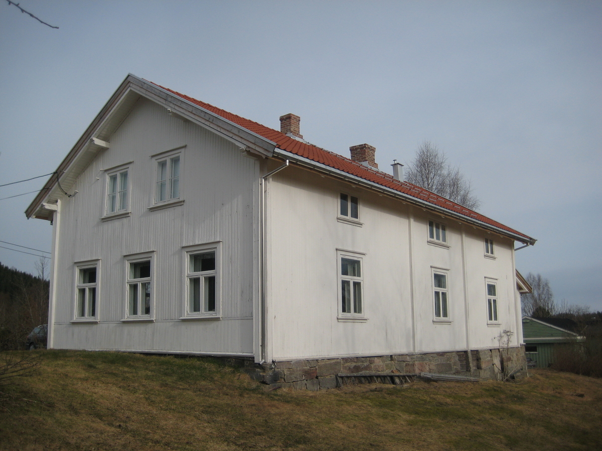 Laftet bygning med utvendig kledning, sveitserstilsveranda og kjøkkengang. I huset er det innredet et skolemuseum i første etasje. Resten er viet forfatteren Sigurd Hoels forfatterskap.