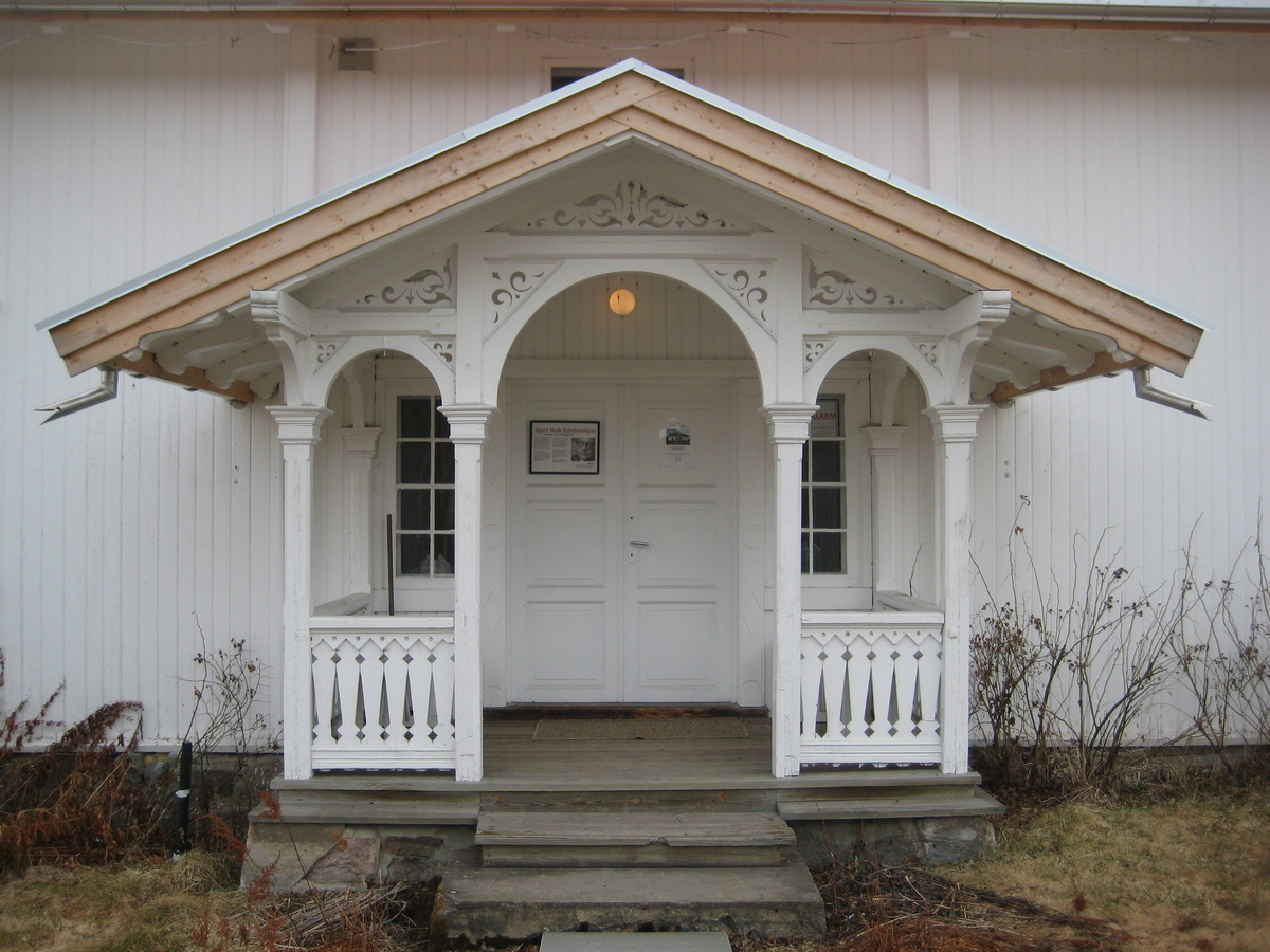 Laftet bygning med utvendig kledning, sveitserstilsveranda og kjøkkengang. I huset er det innredet et skolemuseum i første etasje. Resten er viet forfatteren Sigurd Hoels forfatterskap.