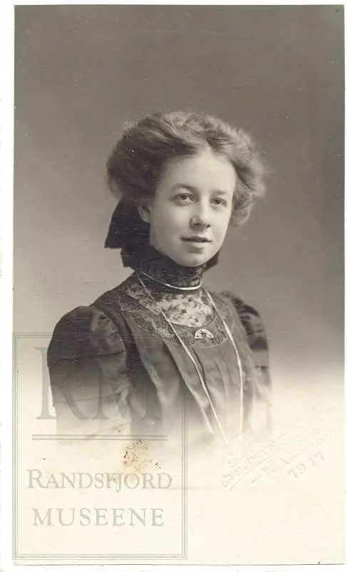 Fotoalbum fra gården Øvre Næs Vestre i Brandbu. Portretter av familien Næs m fl