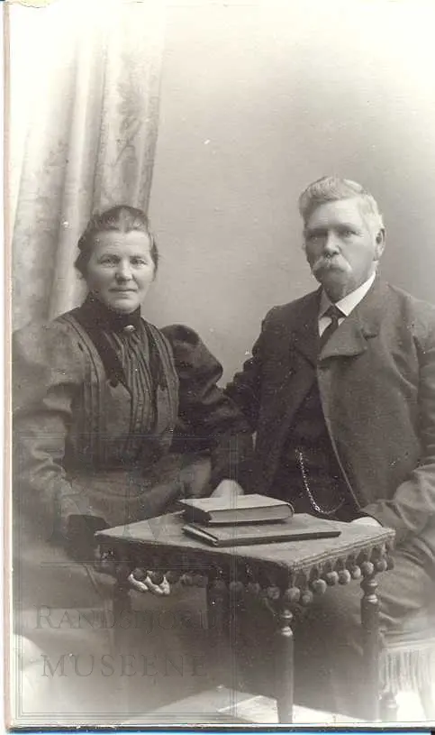 Fotoalbum fra gården Øvre Næs Vestre i Brandbu. Portretter av familien Næs m fl