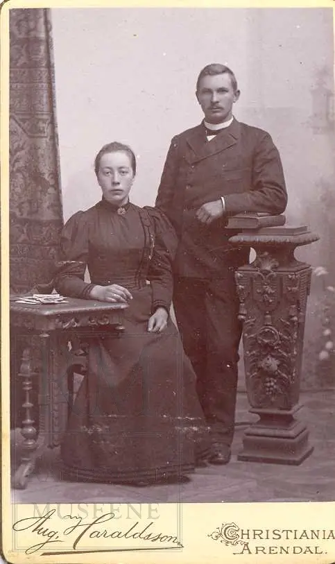 Fotoalbum fra gården Øvre Næs Vestre i Brandbu. Portretter av familien Næs m fl