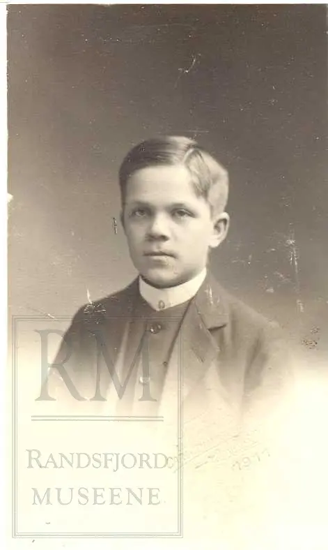 Fotoalbum fra gården Øvre Næs Vestre i Brandbu. Portretter av familien Næs m fl