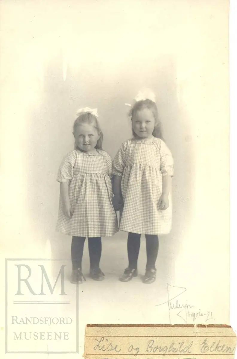 Fotoalbum fra gården Øvre Næs Vestre i Brandbu. Portretter av familien Næs m fl