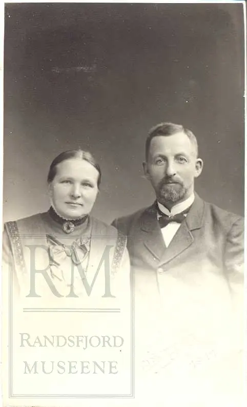 Fotoalbum fra gården Øvre Næs Vestre i Brandbu. Portretter av familien Næs m fl