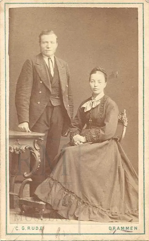 Fotoalbum fra gården Øvre Næs Vestre i Brandbu. Portretter av familien Næs m fl