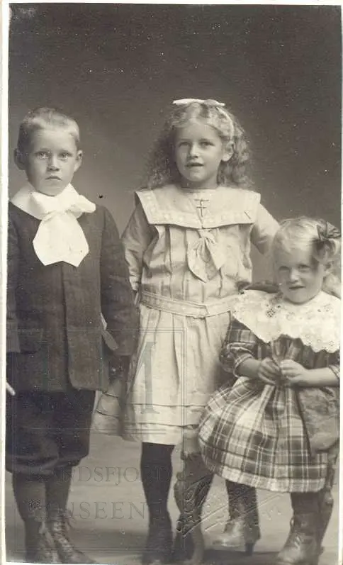 Fotoalbum fra gården Øvre Næs Vestre i Brandbu. Portretter av familien Næs m fl