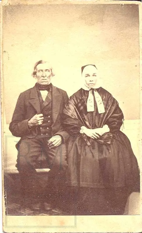 Fotoalbum fra gården Øvre Næs Vestre i Brandbu. Portretter av familien Næs m fl