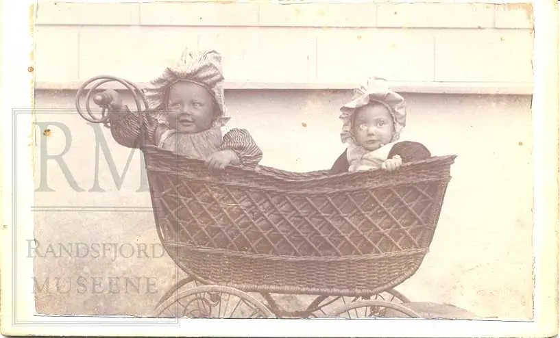 Fotoalbum fra gården Øvre Næs Vestre i Brandbu. Portretter av familien Næs m fl