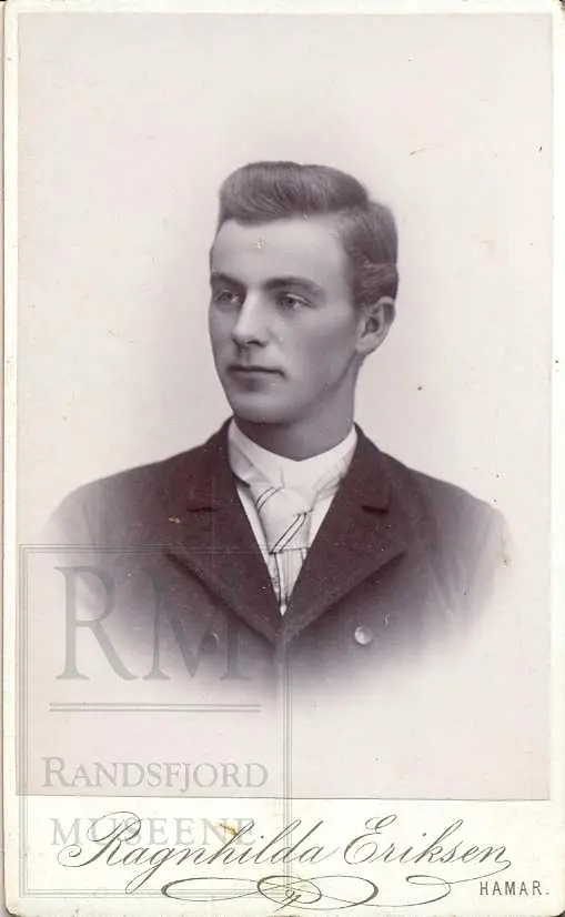 Fotoalbum fra gården Øvre Næs Vestre i Brandbu. Portretter av familien Næs m fl