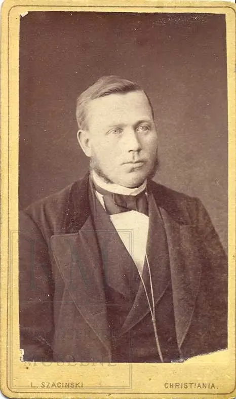 Fotoalbum fra gården Øvre Næs Vestre i Brandbu. Portretter av familien Næs m fl