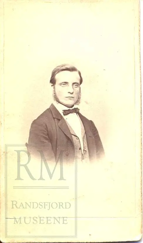 Fotoalbum fra gården Øvre Næs Vestre i Brandbu. Portretter av familien Næs m fl