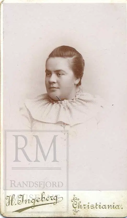 Fotoalbum fra gården Øvre Næs Vestre i Brandbu. Portretter av familien Næs m fl