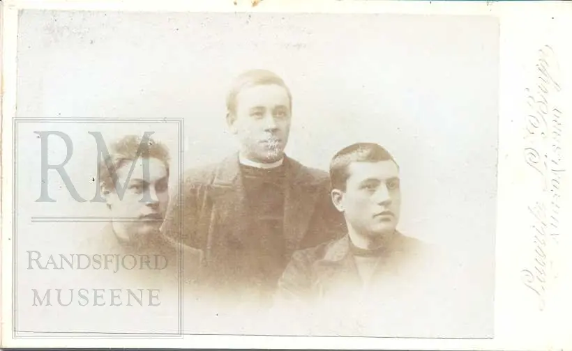 Fotoalbum fra gården Øvre Næs Vestre i Brandbu. Portretter av familien Næs m fl
