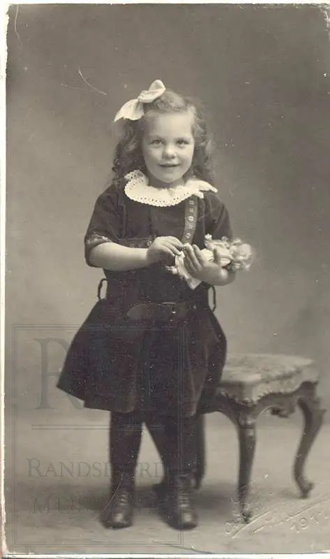 Fotoalbum fra gården Øvre Næs Vestre i Brandbu. Portretter av familien Næs m fl