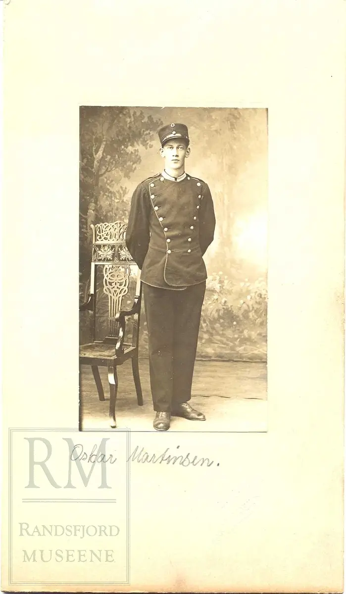 Fotoalbum fra gården Øvre Næs Vestre i Brandbu. Portretter av familien Næs m fl