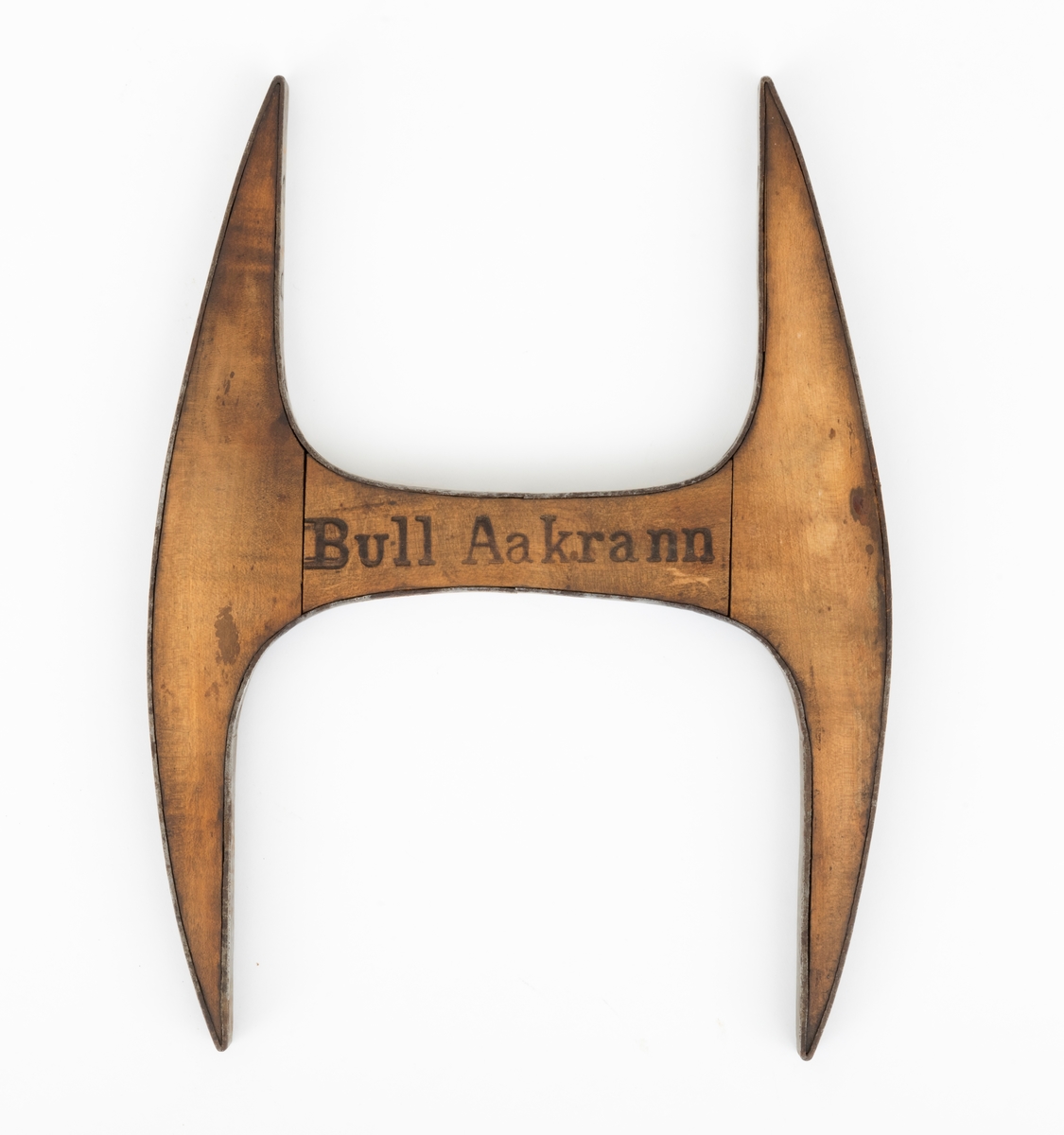 Dette er den minste klaven i et sett på fire. Den er 20,4 centimeter bred og klavearmene er 26,8 centimeter lange. Treelementene klaven er sammensatt av er om lag 1,3 centimeter tjukke. Midtaksen er tappet noenlunde vinkelrett på klavearmenes midtpunkt. Armenes ytterkanter er konvekse, mens «gapet» på klaven er buet, U-formet. Avstanden mellom klavenes ytterender er 13,0 og 15,2 centimeter, med datidas mål 5 og 6 tommer. Den ene sida av klaven er merket «Bull Aakrann», den andre «Elverum», ved hjelp av et smijernstempel. Den ene sida av klaven har også en blyantpåskrift: «1890  gj. Magnus Siljuberg  O.B.AA. 1900-1909».