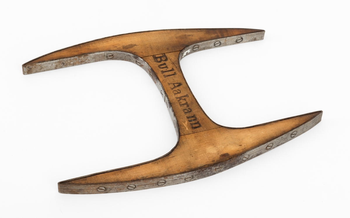 Dette er den minste klaven i et sett på fire. Den er 20,4 centimeter bred og klavearmene er 26,8 centimeter lange. Treelementene klaven er sammensatt av er om lag 1,3 centimeter tjukke. Midtaksen er tappet noenlunde vinkelrett på klavearmenes midtpunkt. Armenes ytterkanter er konvekse, mens «gapet» på klaven er buet, U-formet. Avstanden mellom klavenes ytterender er 13,0 og 15,2 centimeter, med datidas mål 5 og 6 tommer. Den ene sida av klaven er merket «Bull Aakrann», den andre «Elverum», ved hjelp av et smijernstempel. Den ene sida av klaven har også en blyantpåskrift: «1890  gj. Magnus Siljuberg  O.B.AA. 1900-1909».