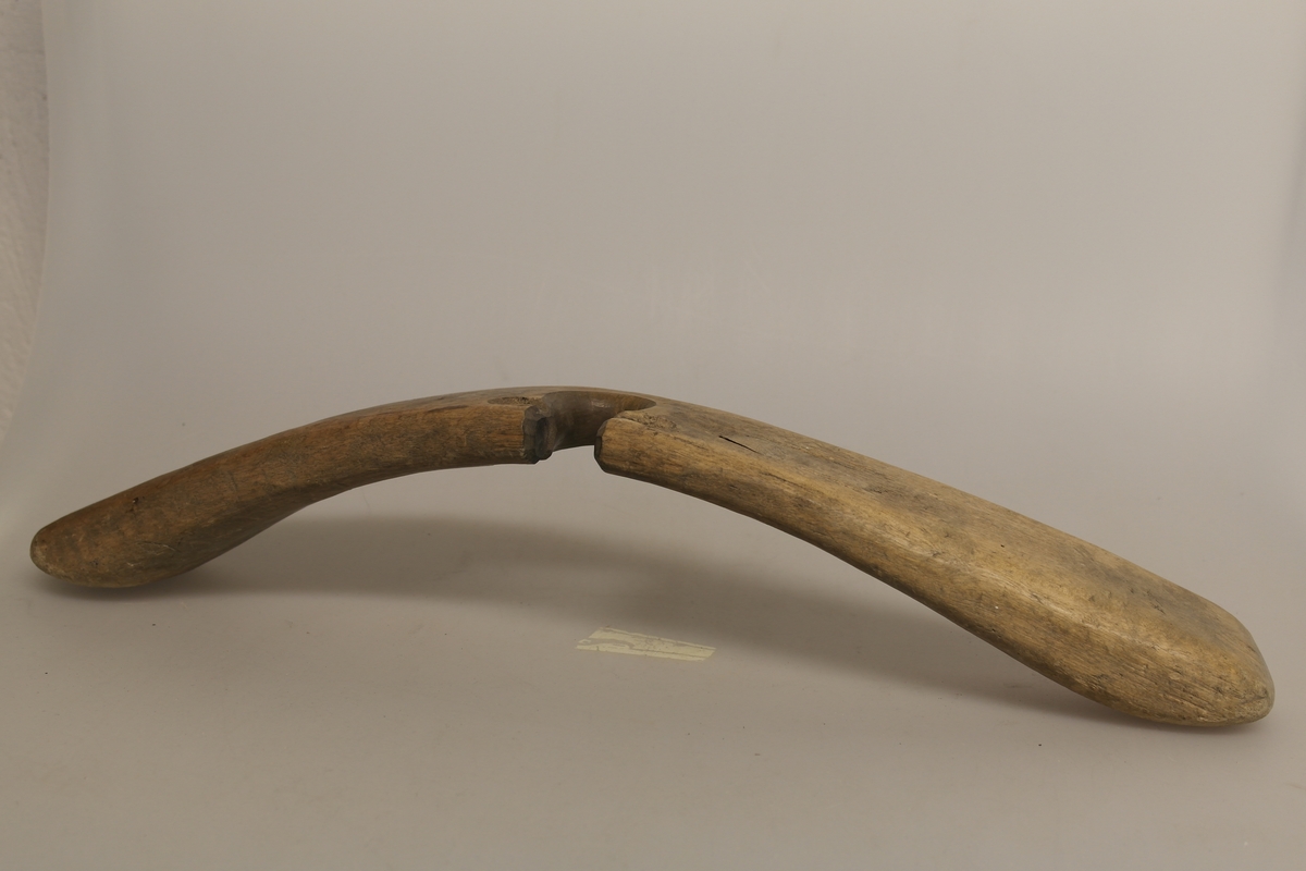 Sauestokk i tre. Stokken er buet og har en rund utsparing på midten samt to små hull på hver side av utsparingen. På den ene siden er det inngravert ett kryss samt et håndskrevet personnavn. En merkelapp med håndskrevet tekst har vært festet til stokken med hyssing. Stokken ble brukt for å hindre sau å hoppe over gjerde o.l. ved å feste den til sauens ben.