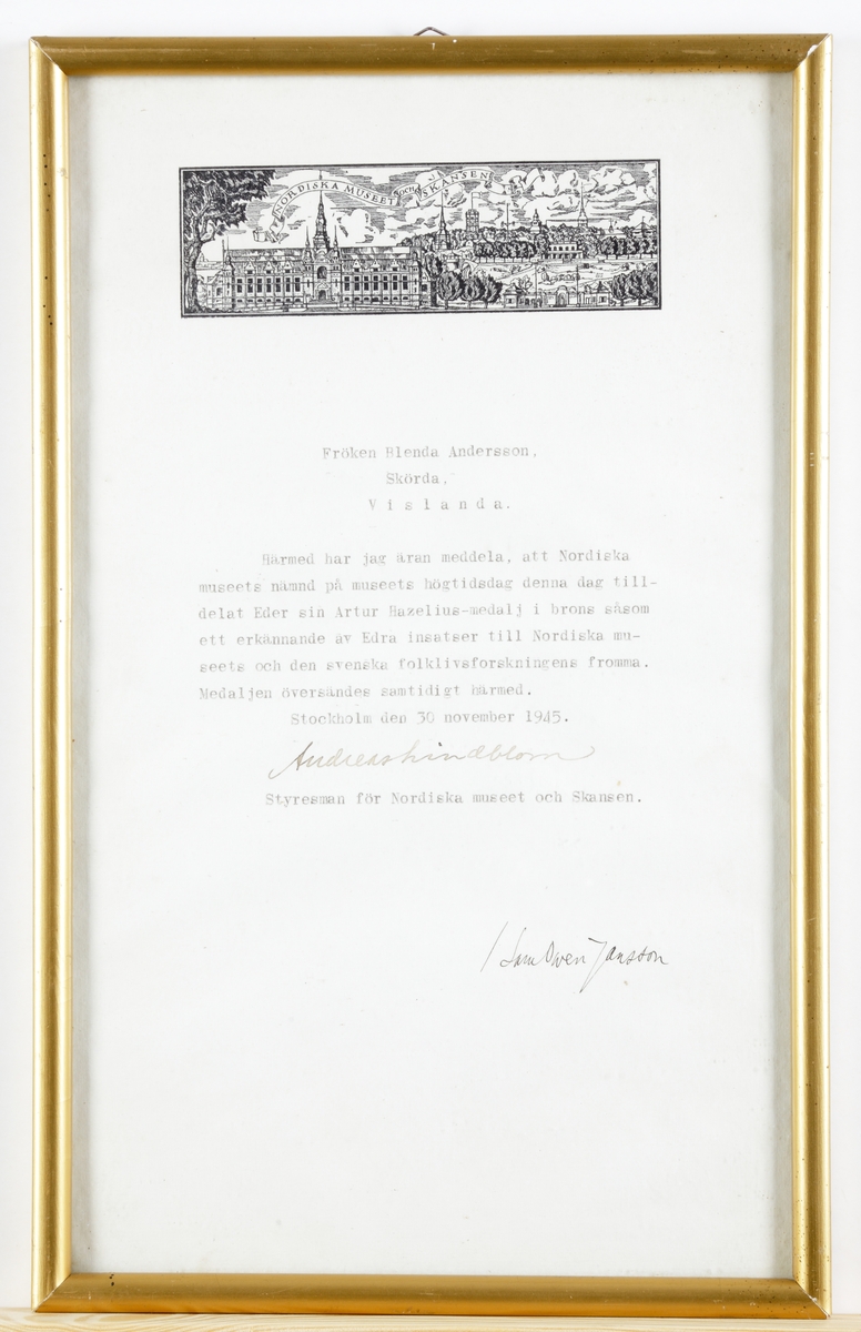 Inglasat diplom inom förgylld ram och medalj. 
"Fröken Blenda Andersson, Skörda, Vislanda. Härmed har jag äran meddela, att Nordiska museets nämnd på museets högtidsdag denna dag tilldelat Eder sin Artur Hazelius-medalj i brons såsom ett erkännande av Edra insatser till Nordiska museets och den svenska folklivsforskningens fromma. Medaljen översändes samtidigt härmed. Stockholm den 30 november 1945".

Rund medalj i brons med profilbild av Artur Hazelius i relief på ena sidan, text "Nordiska museet till Blenda Andersson 30-11-1945" på andra sidan. Hänger i blågult sidenband.