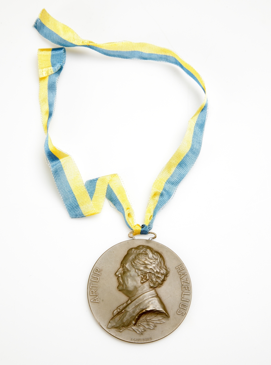 Inglasat diplom inom förgylld ram och medalj. 
"Fröken Blenda Andersson, Skörda, Vislanda. Härmed har jag äran meddela, att Nordiska museets nämnd på museets högtidsdag denna dag tilldelat Eder sin Artur Hazelius-medalj i brons såsom ett erkännande av Edra insatser till Nordiska museets och den svenska folklivsforskningens fromma. Medaljen översändes samtidigt härmed. Stockholm den 30 november 1945".

Rund medalj i brons med profilbild av Artur Hazelius i relief på ena sidan, text "Nordiska museet till Blenda Andersson 30-11-1945" på andra sidan. Hänger i blågult sidenband.