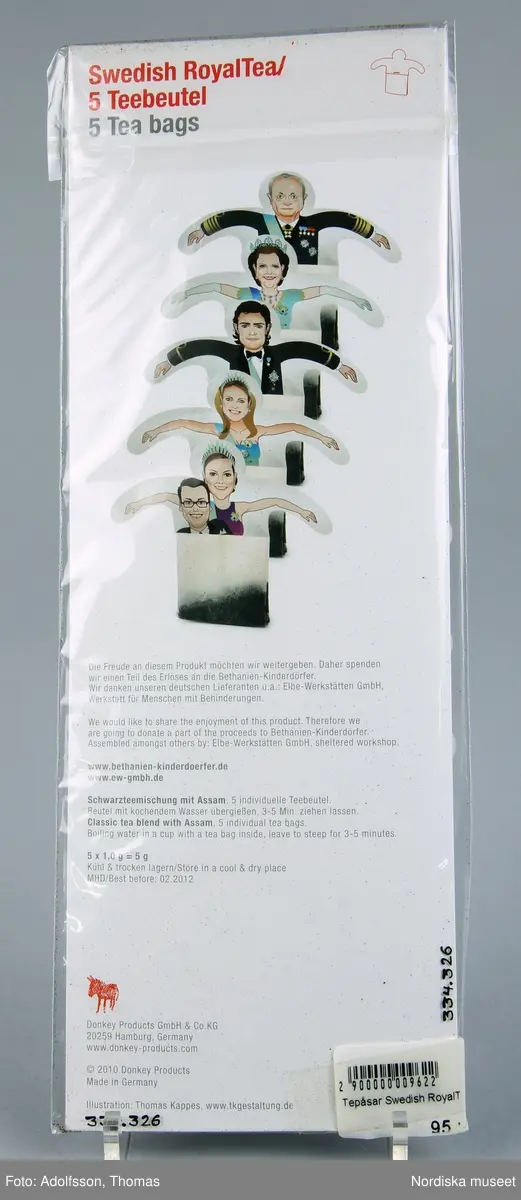 Tepåse, 5 st, i förpackning av transparent plast. Tepåsar i form av illustrationer av kungafamiljen,  Figurernas överdelar är utformade med utsträckta armar så att de kan hängas på tekoppens kant. motiven är: H. M. Konung Carl XVI Gustav, H.M. Drottning Silvia, H. K. H. Prins Carl-Philip, H. K. H. Prinsessan Madelen, H. K. H. Kronprinsessan Victoria och tillsammans med kronprinsessan H. K. H. Prins Daniel. Prins Daniel framstår som sittande i kronprinsessan Victorias knä. 

Text på framsidan: "Swedish RoyalTea/5 Teebeutel 5 Tea bags", "donkey produkts", 
Text på baksidan:"Swedish RoyalTea/5 Teebeutel 5 Tea bags", "We would like to share the enjoyment of this product. Therefore we are going to donate a part of the proceeds to Bethanien-Kinderdörfer. Assembled amongst others by: Elbe-Werkstätten GmbH, sheltered workshop." (också på tyska), "Classic tea blend with Assam, 5 individual tea bags Boiling water in a cup with a tea bag inside, leav to steep for 3-5 minutes." (också på tyska) "5 x 1,0 g = 5g Kühl & trocken lagern/Store in a cool and dry place MHD/Best before: 0212 "Dokey Products GmbH & Co. KG 20259 Hamburg, Germany", "Illustration: Thomas Kappers, www.tkgestaltung.de" 
 På baksidan prislapp/ettiket med streckkod/EAN-kod och text "Tepåsar Swedishh Royal T. 95:-"
/Johanna Krumlinde 2011