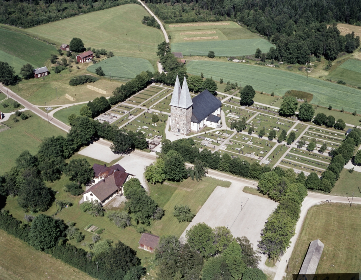 Flygfoto över Rydaholms kyrka i Värnamo kommun, Jönköpings län.  922/1967