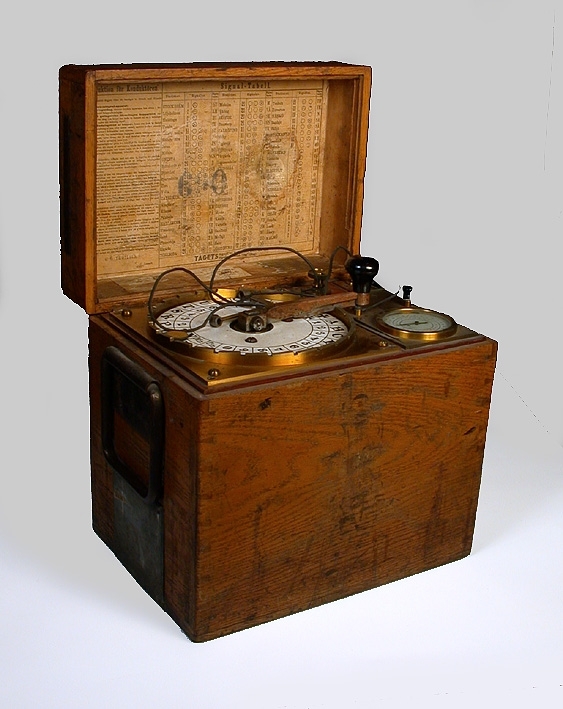 Äldre telegrafapparat no 690 för konduktör i järnvägsvagn. Magnetiserad den 8/4 1903. Utlämnad från Liljeholmen.