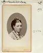 Porträtt av Charlotte Reuterskiöld, i familjära sammanhang kallad Lotten. Född 1856 som dotter till kammarherre Adam Didrik Reuterskiöld och grevinnan Charlotta Elisabet Posse vid Ulvåsa slott.