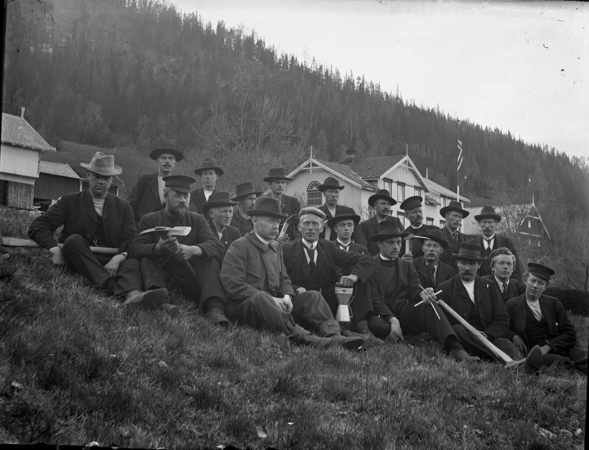 Fotosamling etter Bendik Ketilson Taraldlien (1863-1951) Fyresdal. Gårdbruker, fotograf og skogbruksmann. Fotosamlingen etter fotograf Taraldlien dokumenterer områdene Fyresdal og omegn. 
Gruppeportrett tatt i forbindelse med plantekurs for voksene på Taraldlien.