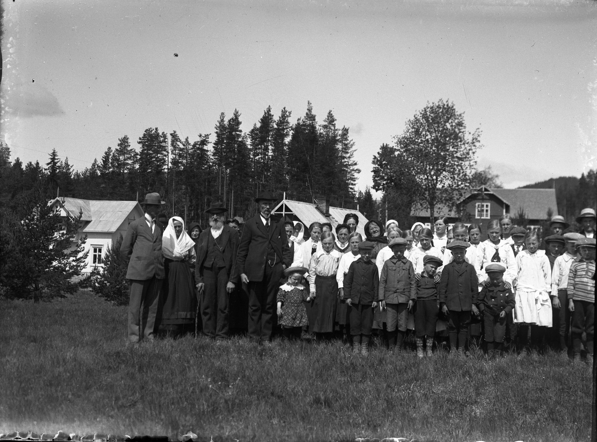 Fotosamling etter Bendik Ketilson Taraldlien (1863-1951) Fyresdal. Gårdbruker, fotograf og skogbruksmann. Fotosamlingen etter fotograf Taraldlien dokumenterer områdene Fyresdal og omegn. 
Gruppeportrett tatt i forbindelse med skoleeksamen i Heggelandsgrend.