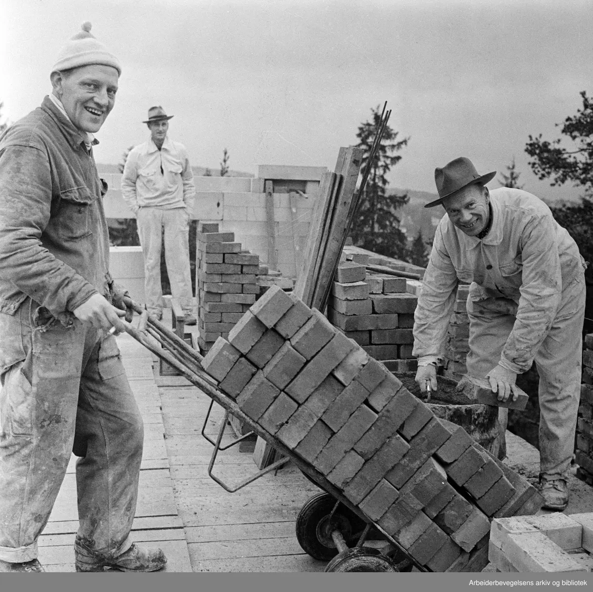 Fagbyggs Idrettslag 10 år. Formann Ellef Petersen og Robert Nilsen. Bygningsarbeidere. 1959.