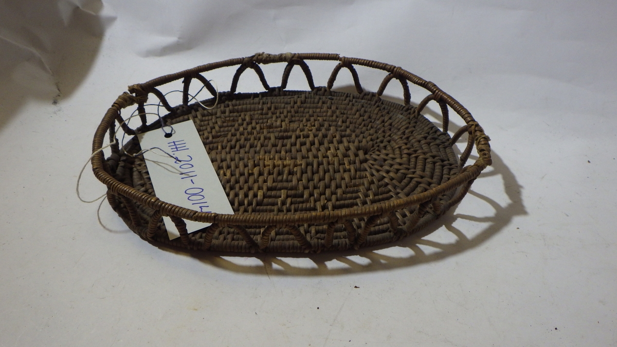 Oval brødkurv. Bunnen i tett mønsterbinding. Gjennombrutt side med siksak bord. 