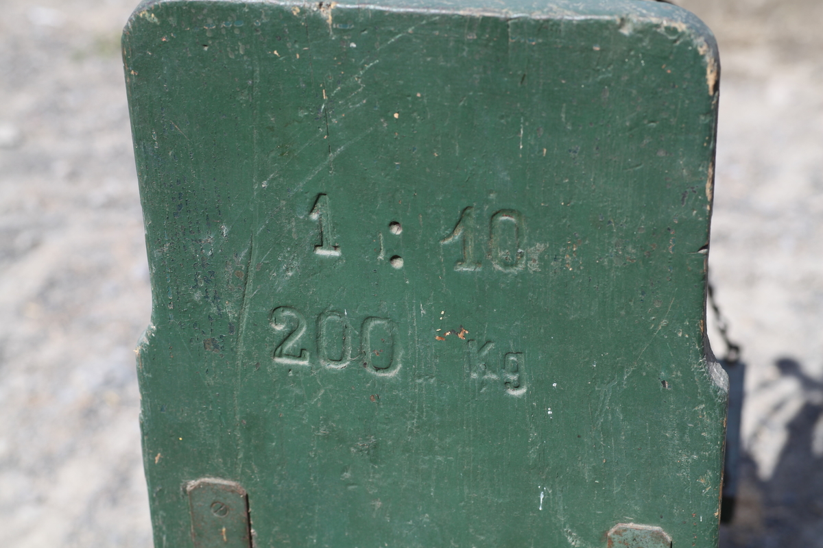 Lemvekt med tre enkeltlodd, 2 kg, 1 kg og ett til.