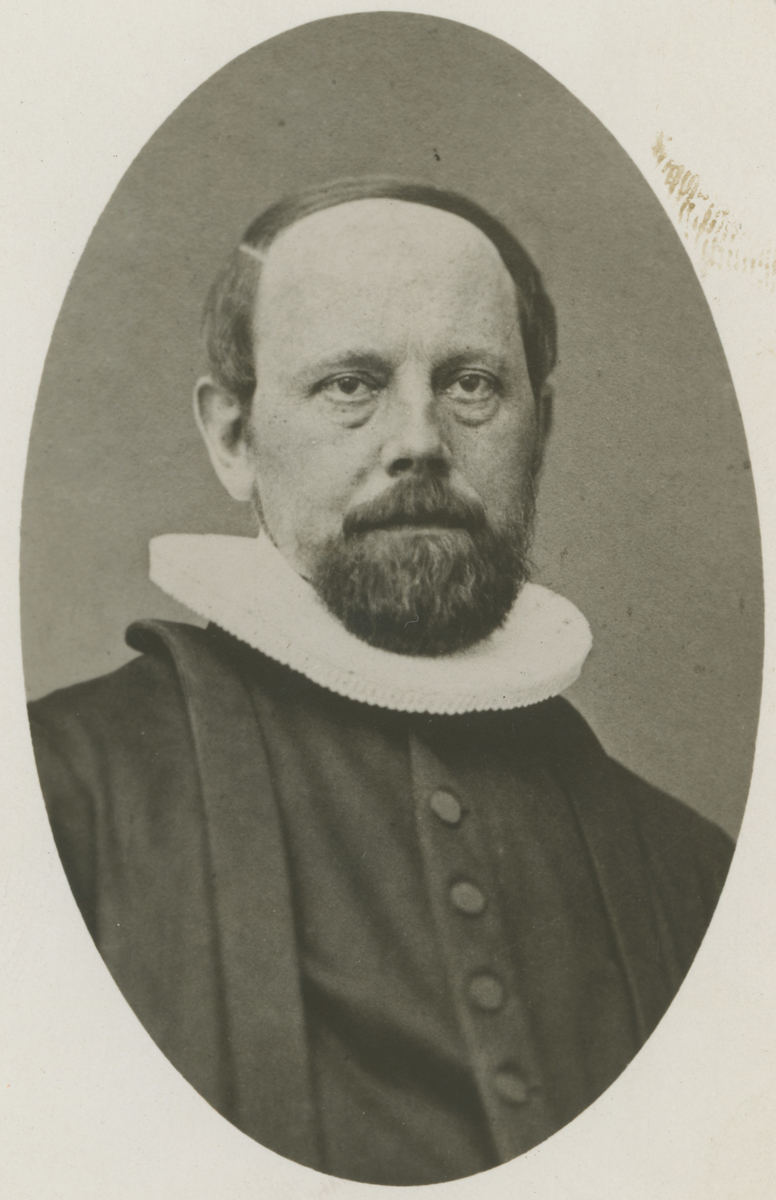Seks portrettfotos av overlærere ved Moss borgerlige realskole.

Bilde 1:
Christian August Lyche,  besatt 1832-4.

Bilde 2:
Theodor August Dop, besatt 1841-7.

Bilde 3:
Søren Christian Monrad, besatt 1847-8.

Bilde 4:
Jørgen Johan Tandberg, besatt 1848-9.

Bilde 5:
Henrich Christian Andreas Richter, besatt 1859-68.

Bilde 6:
Nicolai M. Harboe, besatt 1849-59.