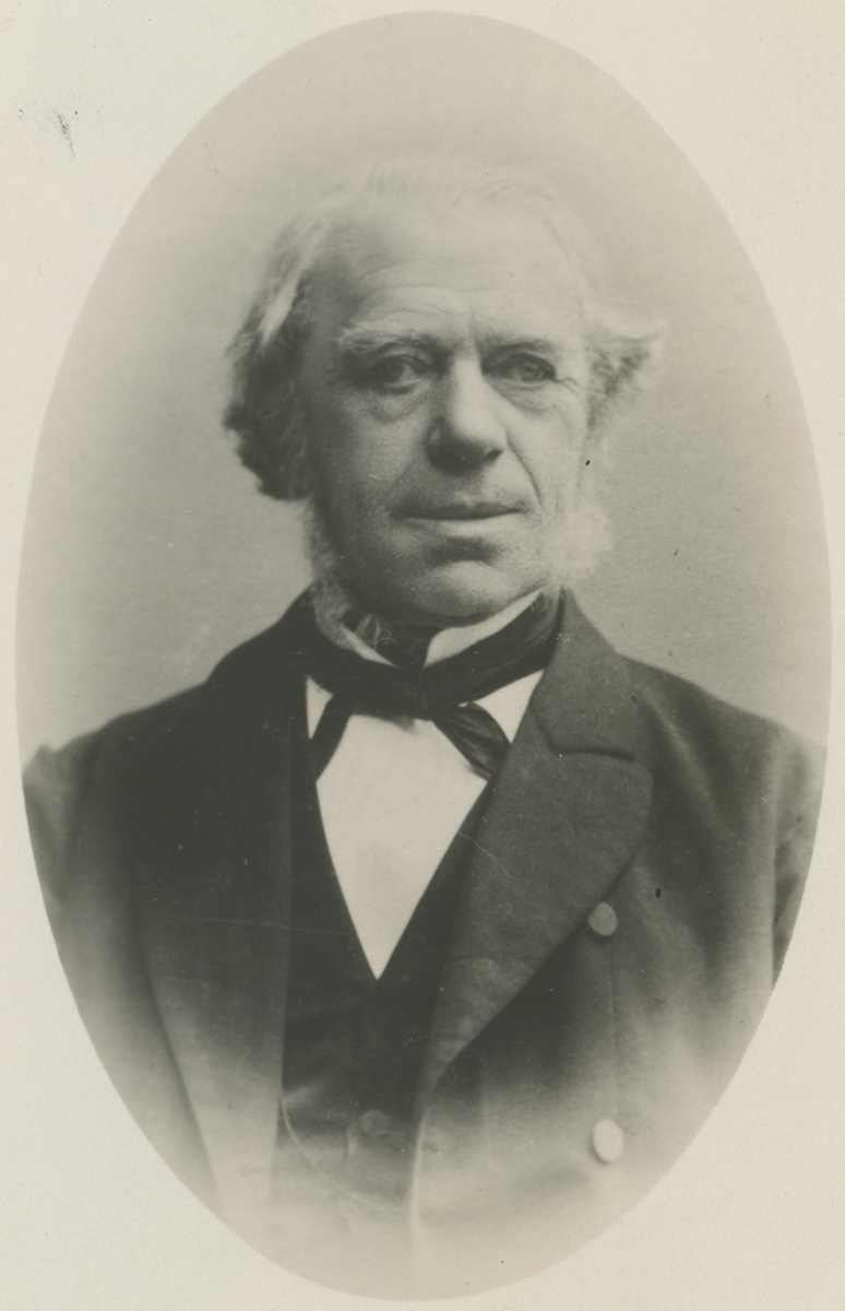 Seks portrettfotos av overlærere ved Moss borgerlige realskole.

Bilde 1:
Christian August Lyche,  besatt 1832-4.

Bilde 2:
Theodor August Dop, besatt 1841-7.

Bilde 3:
Søren Christian Monrad, besatt 1847-8.

Bilde 4:
Jørgen Johan Tandberg, besatt 1848-9.

Bilde 5:
Henrich Christian Andreas Richter, besatt 1859-68.

Bilde 6:
Nicolai M. Harboe, besatt 1849-59.