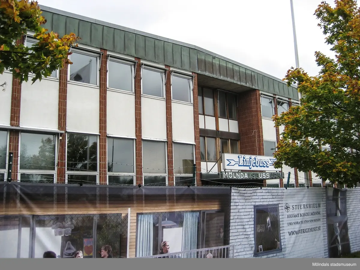 Bussgaraget vid Wallinsgatan/Toltorpsgatan i Toltorp, Mölndal. Adressen är Toltorpsgatan 137 och fastighetsbeteckningen är Stiernhielm 5. Byggnaden har använts av Mölndalsbussarna och senare AB Linjebuss. Fotografiet är taget den 3/10 2012. Byggnadsdokumentation inför rivning.