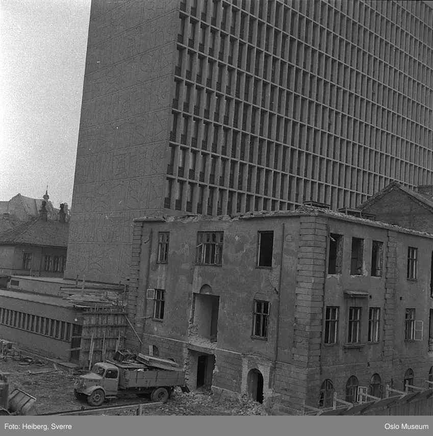 Rikshospitalet, rivningsarbeid, regjeringskvartalet, høyblokken, Bedford OL lastebil, plankegjerde
